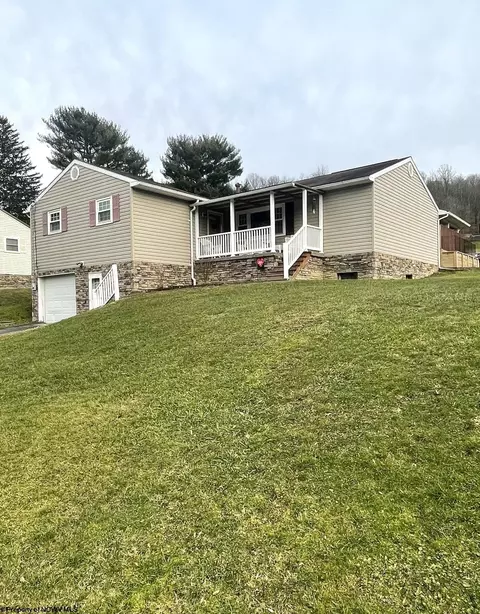 1808 Woodleaf Dr, Fairmont, WV 26554