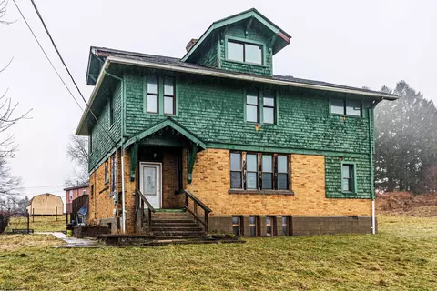 51 South St, Masontown, WV 26542