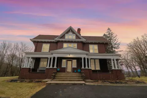 102 Aurora Ave, Terra Alta, WV 26764