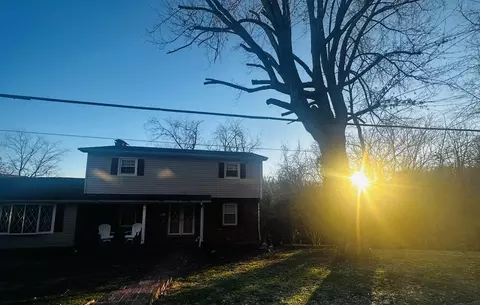 17 Redbud Dr, Clarksburg, WV 26301