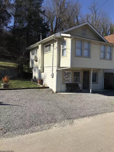 Exterior - 109 Tower Ln, Westover, WV 26501 photo 2 of 4