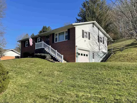 5 Hilltop Dr, Philippi, WV 26416