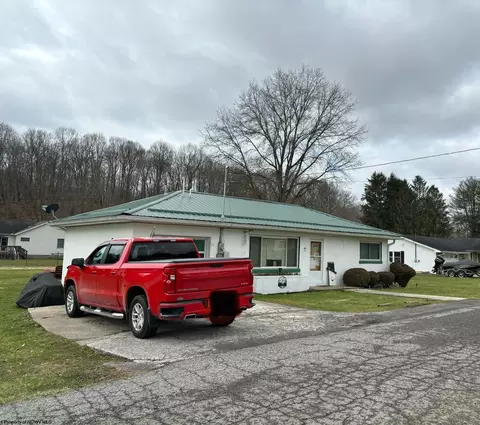 88 Carter Ave, Philippi, WV 26416