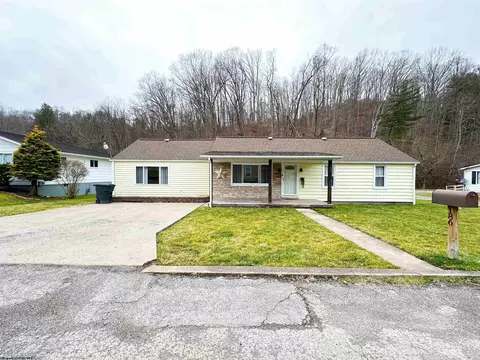 186 Valley St, Salem, WV 26426