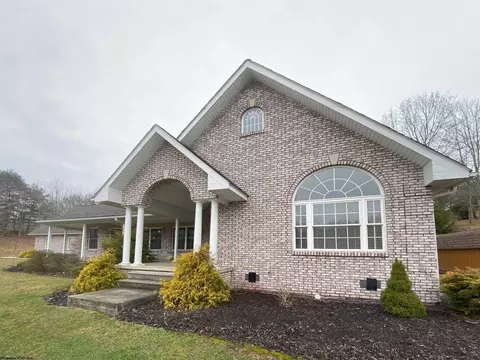 124 Oak Dr, Elkins, WV 26241