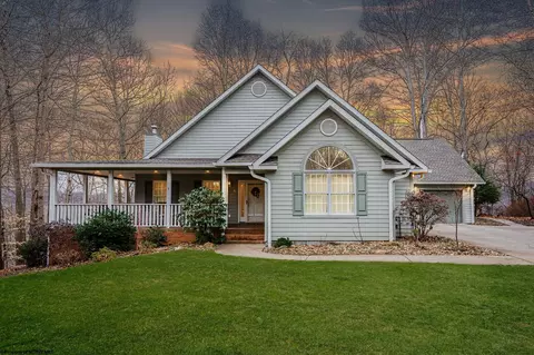 89 Northwoods Dr, Morgantown, WV 26508