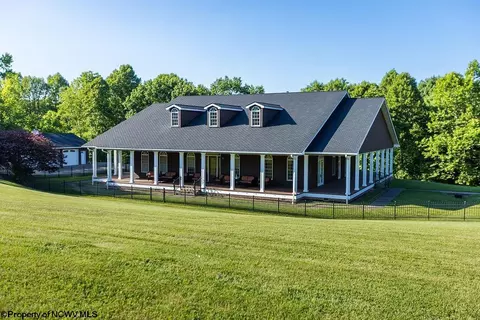190 Sapphire Ln, Meadowbrook, WV 26404