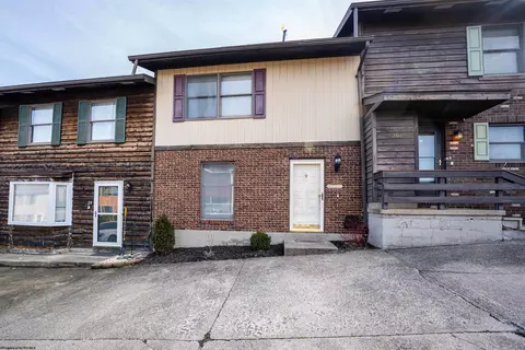 25 Regency Ct, Morgantown, WV 26505