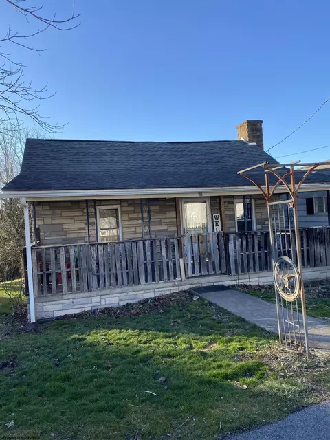 105 Stone St, Fairview, WV 26570