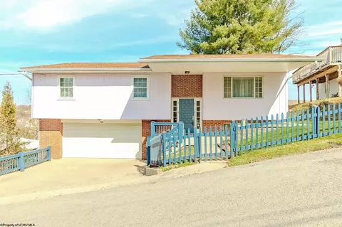 793 Cottonwood St, Morgantown, WV 26505