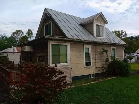 6284 Mcelroy Creek Rd, West Union, WV 26456