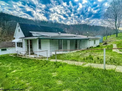 43 Nay Ln, Clarksburg, WV 26301