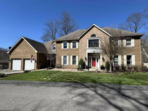 18 Briarwood Ter, Fairmont, WV 26554