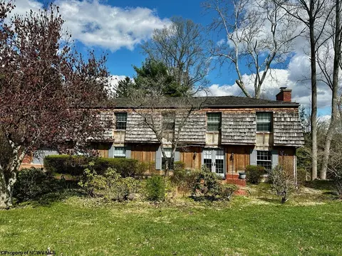 6 Crestwood Cir, Fairmont, WV 26554
