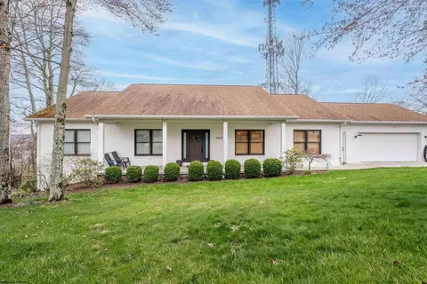 2002 White Oak Dr, Morgantown, WV 26505