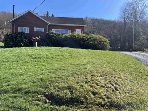 15 Freeman St, Farmington, WV 26571