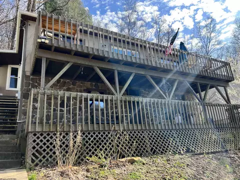 1926 Lake Floyd Cir, Bristol, WV 26426