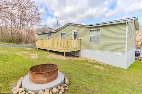 39 Dellslow Ln, Morgantown, WV 26508