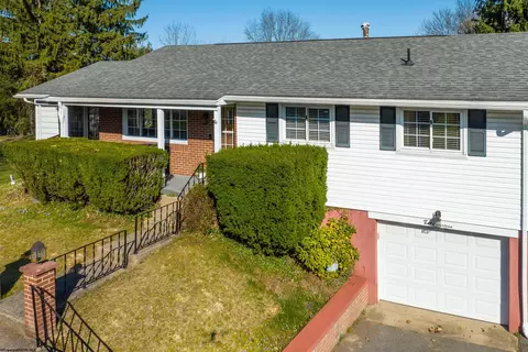1214 Charles Ave, Morgantown, WV 26505