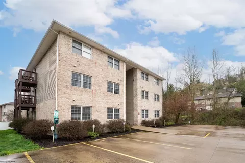 213 Creekside Dr, Morgantown, WV 26508