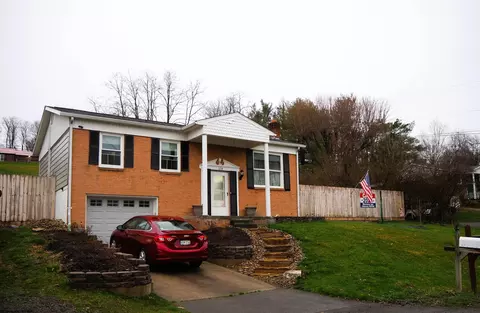 128 Apolla Dr, Morgantown, WV 26501