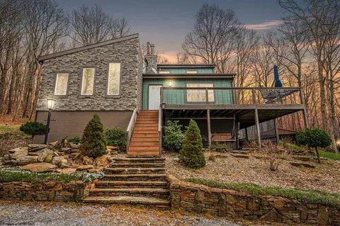 201 Gandalf Rd, Masontown, WV 26542