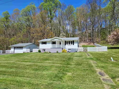 172 Chestnut View Dr, Clarksburg, WV 26301