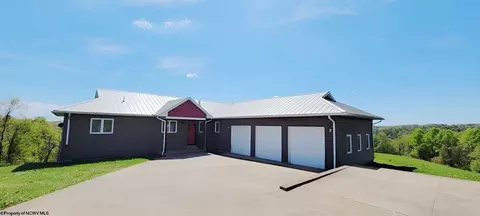 664 Bumblebee Ln, Lumberport, WV 26386