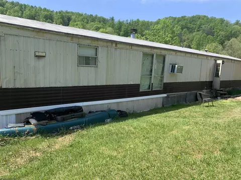 1364 River Rd, Walton, WV 25286