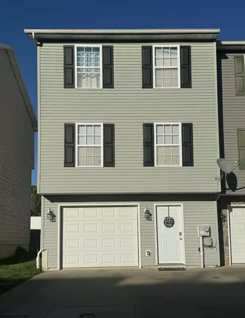 134 Eagle Dr, Maidsville, WV 26541