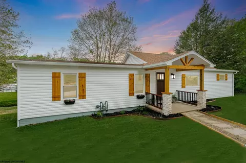 1815 Woodleaf Dr, Fairmont, WV 26554