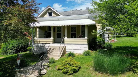 405 Valley Dr, Mannington, WV 26582