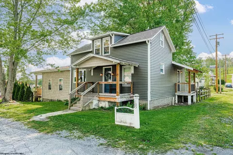 105 Cherry St, Masontown, WV 26542