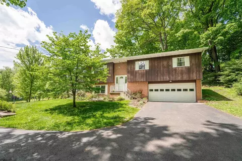 2290 Meadows Dr, Morgantown, WV 26508