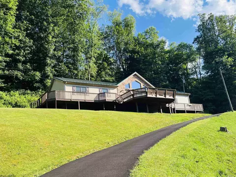 1055 Canyon Rd, Morgantown, WV 26508