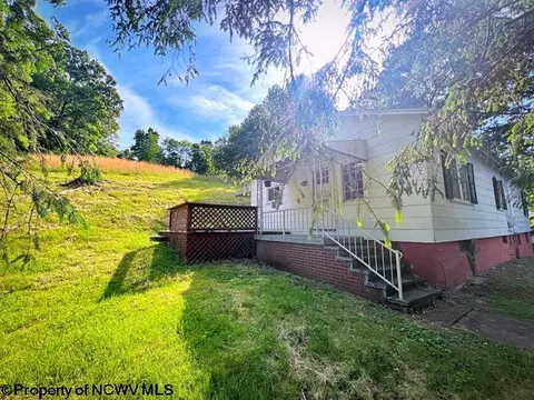 11 Shady Ln, Fairmont, WV 26554