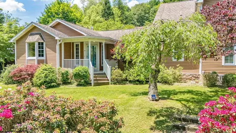 1057 Circle Dr, Idamay, WV 26576