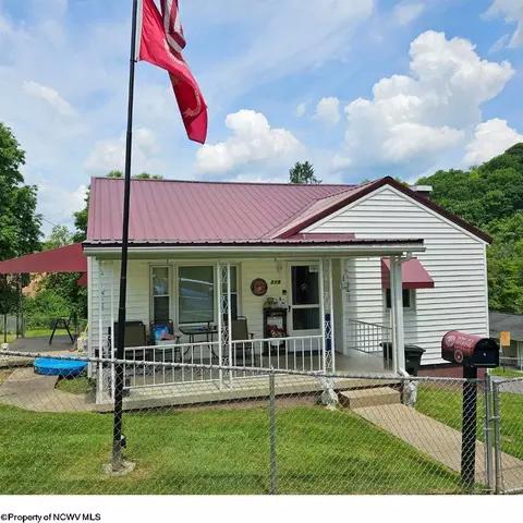 719 Indiana Ave, Nutter Fort, WV 26301