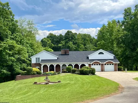 1646 Mary Lou Retton Dr, Fairmont, WV 26554