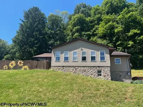 206 Windy Hill Dr, Mannington, WV 26582