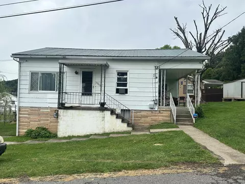 8265 Gordon St, Stonewood, WV 26301