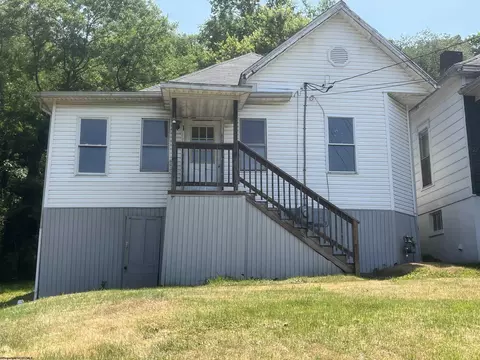 17 Jackson St, Weston, WV 26452