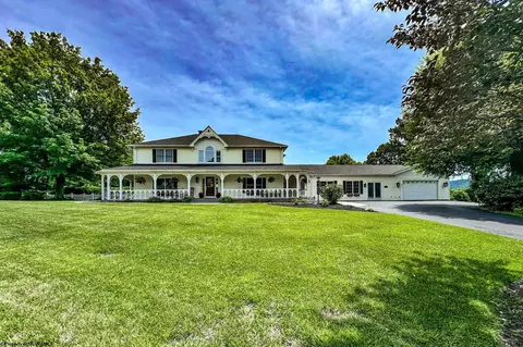204 Candlelight Dr, Clarksburg, WV 26301