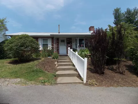 95 Hartford St, Westover, WV 26501