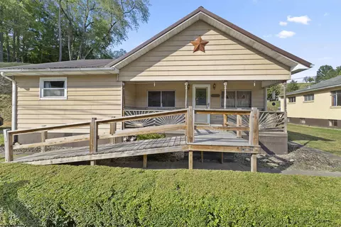 467 Paw Paw Creek Rd, Fairview, WV 26570