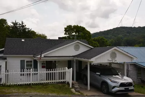 96 Layfield Ln, Clarksburg, WV 26301