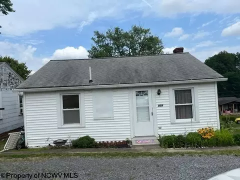 909 W Park Ave, Westover, WV 26501