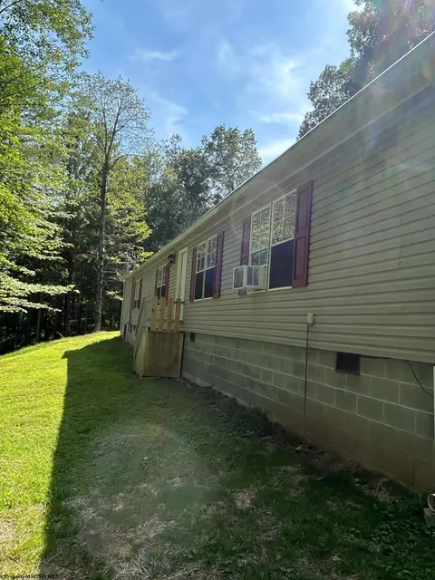 519 Fieldstone Dr, Buckhannon, WV 26201