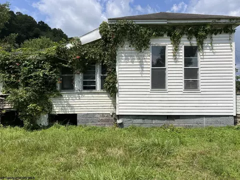 8 Monroe St, Salem, WV 26426 photo 3