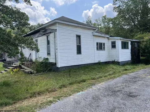 8 Monroe St, Salem, WV 26426